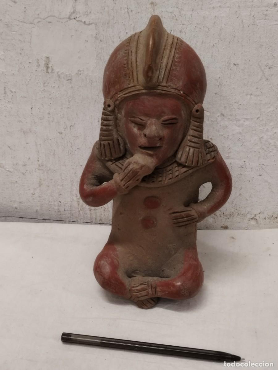 Arte: Antigua flauta de figura o escultura de cer&aacute;mica. Tipo precolombina de mediados mediados sg. XX.
