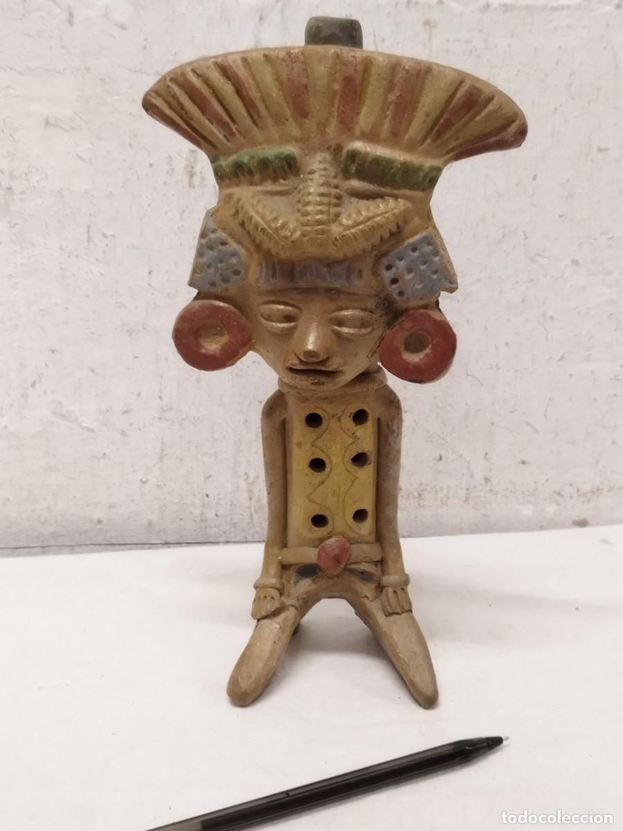 Arte: Antigua flauta de figura o escultura de cer&aacute;mica. Tipo precolombina de mediados sg. XX.