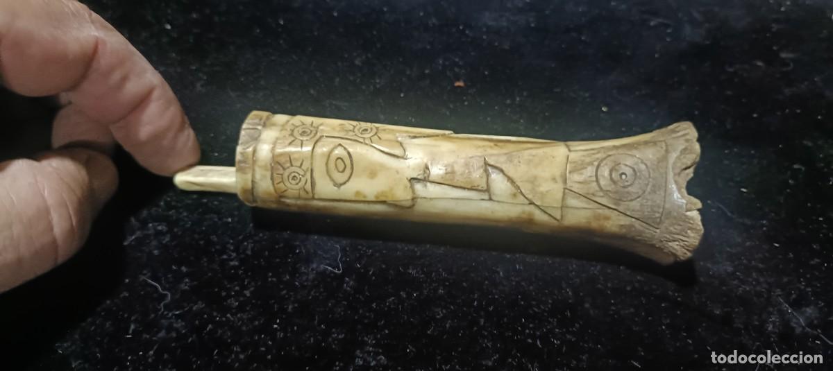 Arte: Antigua pieza tallada tribal realizada en hueso desconozco su utilidad