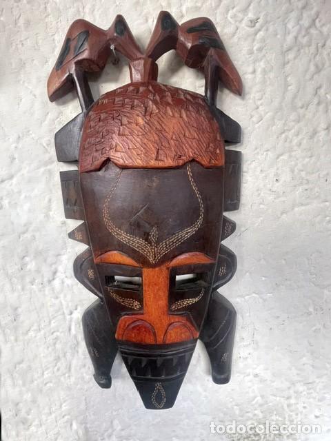 Arte: M&aacute;scara decorativa policromada. 36 x 18 cm