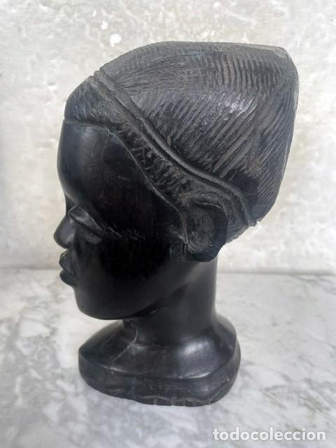 Arte: Cabeza de mujer africana tallada en madera.
