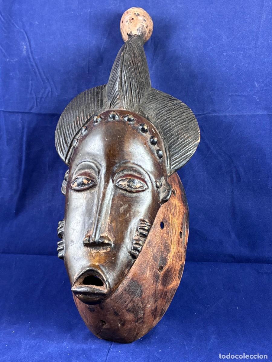 Arte: M&aacute;scara africana antigua de madera tallada a mano. Arte tribal Baul&eacute;. Mediados siglo XX 37 cm