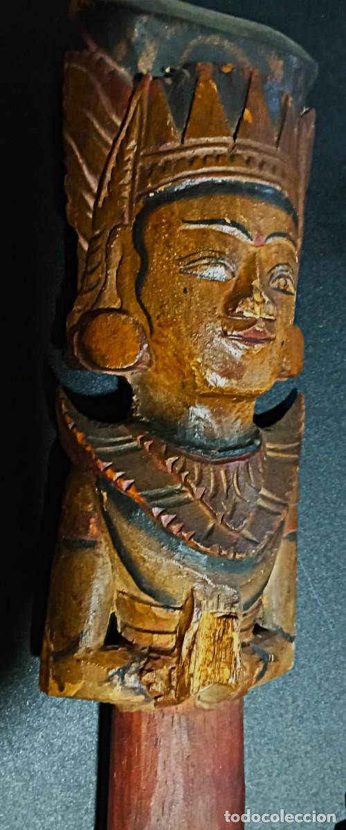 Arte: Lote de arte &eacute;tnico y artesan&iacute;a tribal: Figura de madera tallada oriental y 3 amuletos / colgantes