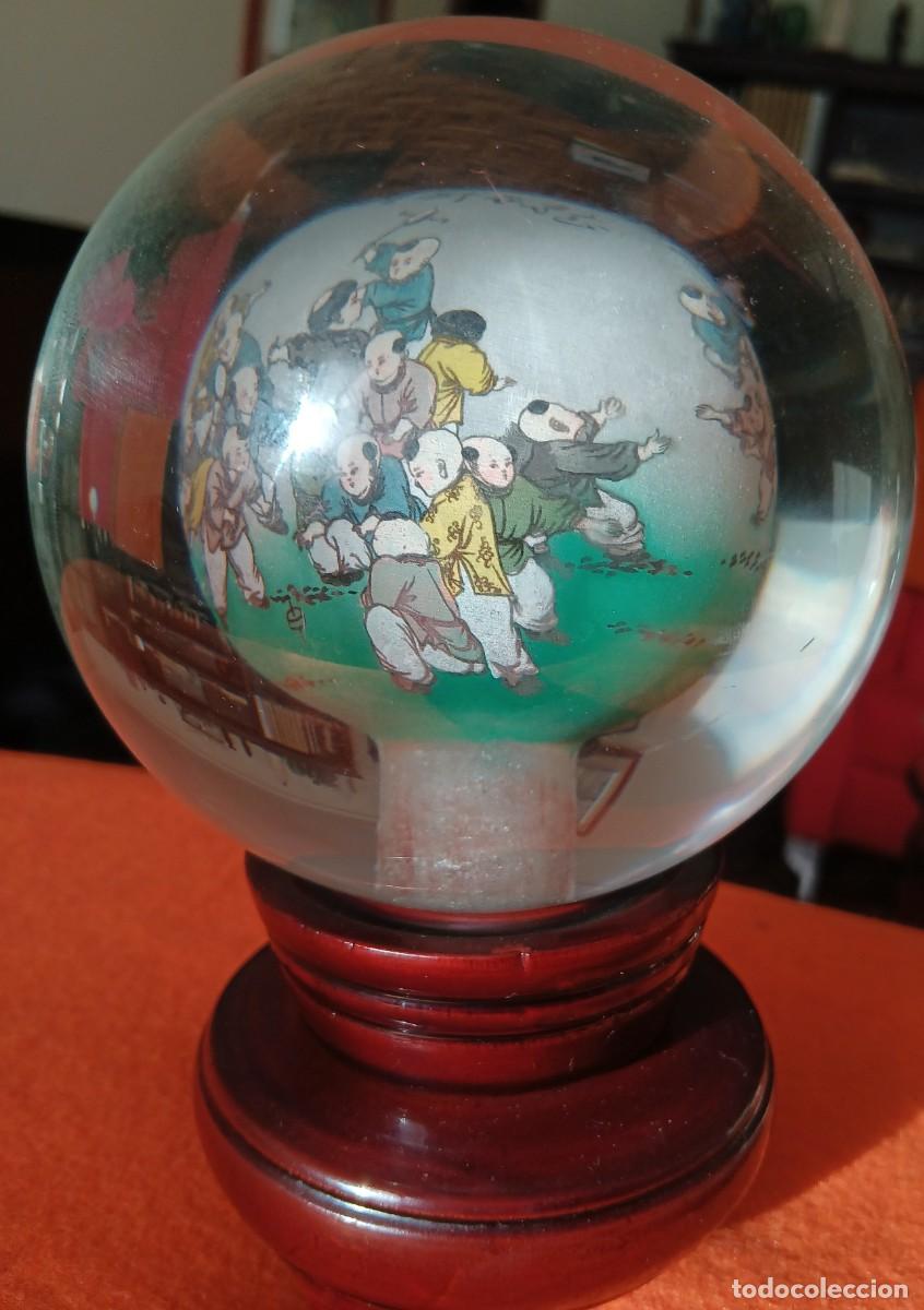 Arte: ESFERA DE CRISTAL CHINA PINTADA A MANO EN SU INTERIOR SOBRE PEANA DE MADERA (ESCENA LOS CIEN NI&Ntilde;OS)