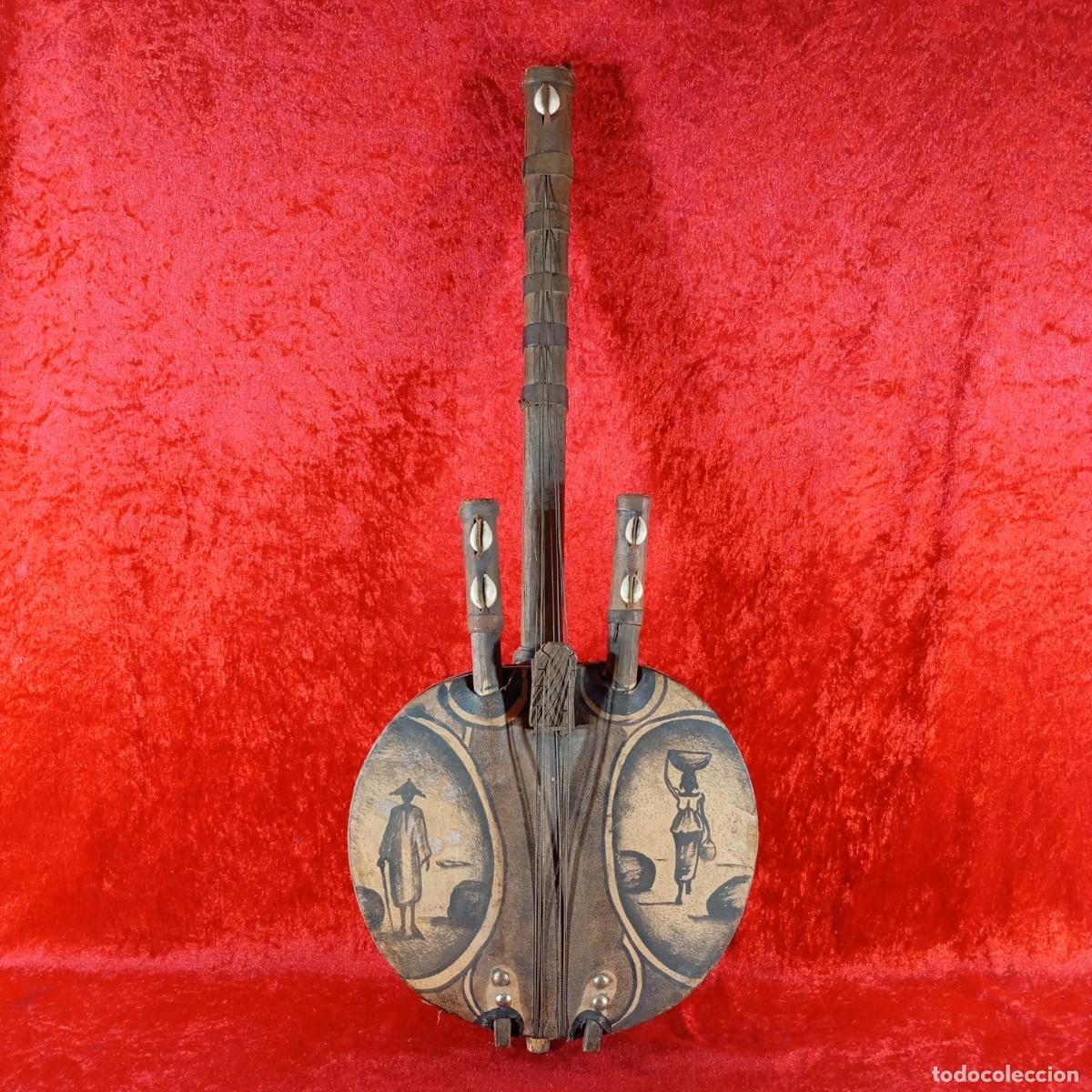 Arte: ANTIGUA KORA AFRICANA TRADICIONAL - FAB. A MANO EN CUERO Y MADERA - SIGLO XX - 68 CM X 28 CM