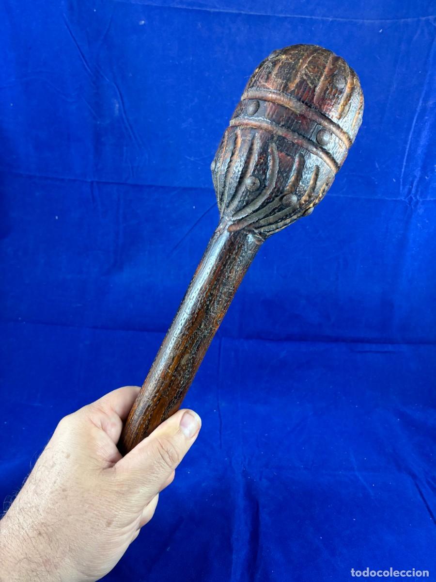 Arte: Maza de guerra tribal africana de madera tallada con tachas met&aacute;licas. Estilo Chokwe. 36 cm