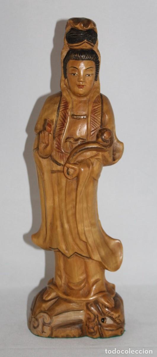 Arte: Figura china de Guanyin tallada en madera policromada. Diosa de la Misericordia