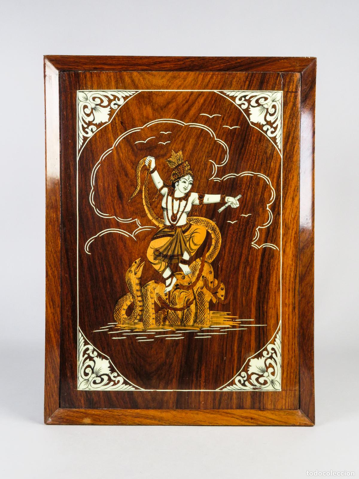 Arte: Krishna bailando panel decorativo madera y marqueter&iacute;a de hueso India principios del siglo XX