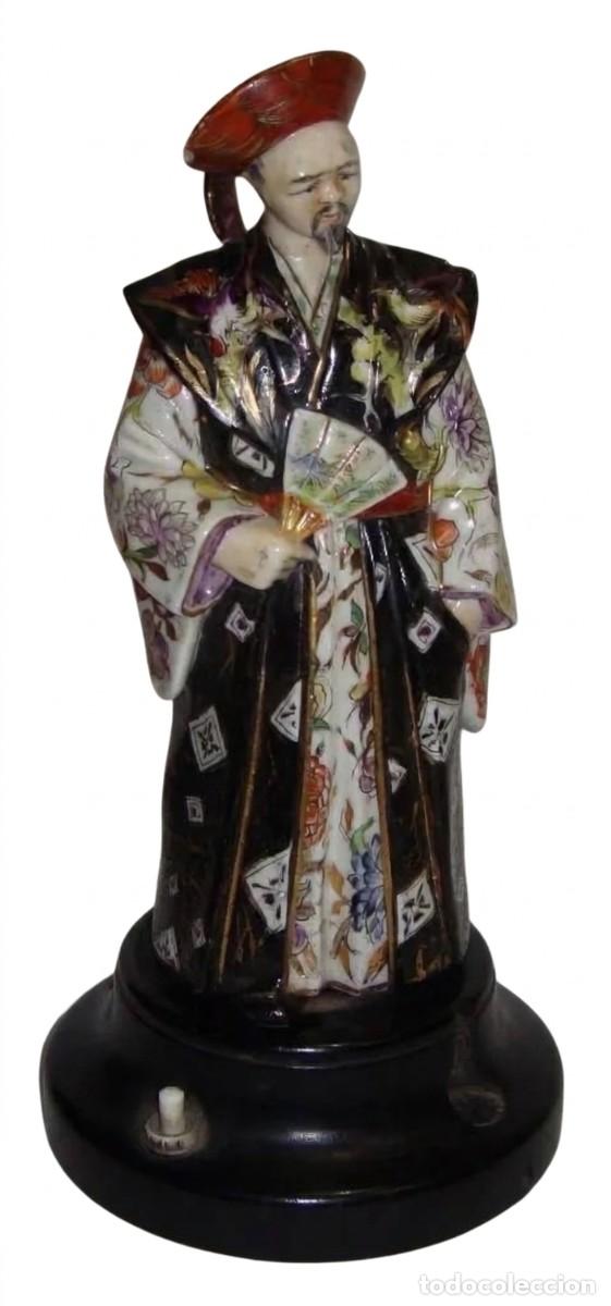 Art: Figura oriental de porcelana &middot; Personaje con drag&oacute;n &middot; Pie de l&aacute;mpara &middot; ca. 1880