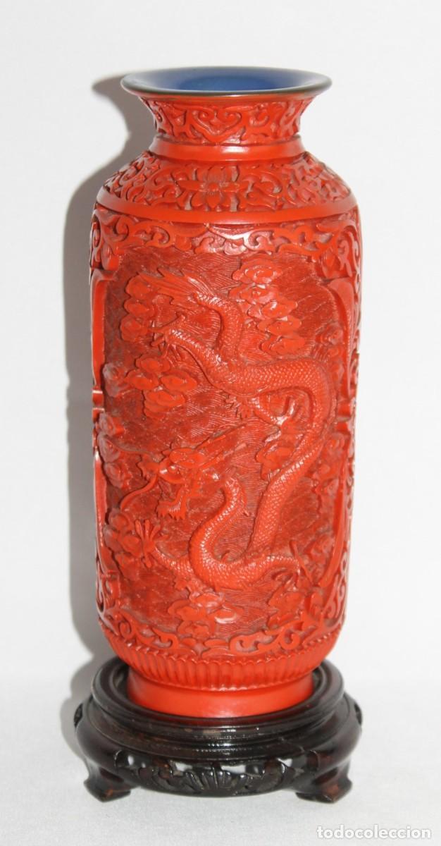 Arte: Jarr&oacute;n chino de laca roja de cinabrio tallada con dragones. Peana de madera
