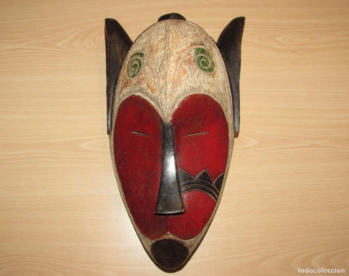 Arte: M&aacute;scara Ngil Fang &Aacute;frica africana Gab&oacute;n madera policromada rojo intenso cara de coraz&oacute;n 36 cm