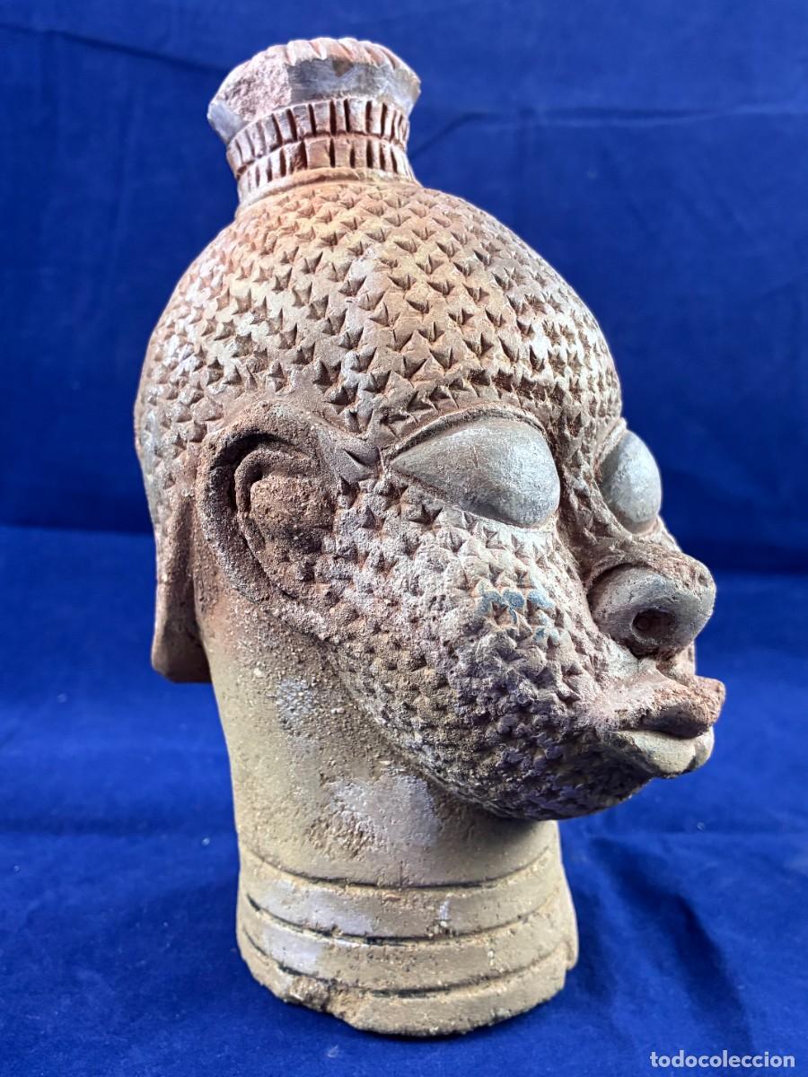 Arte: Cabeza africana de terracota - Escultura con tocado y decoraci&oacute;n geom&eacute;trica - 17 cm