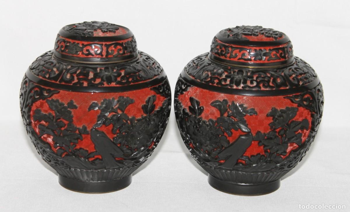 Arte: Pareja de tibores chinos de laca roja y negra tipo cinabrio tallada. Decoraci&oacute;n floral