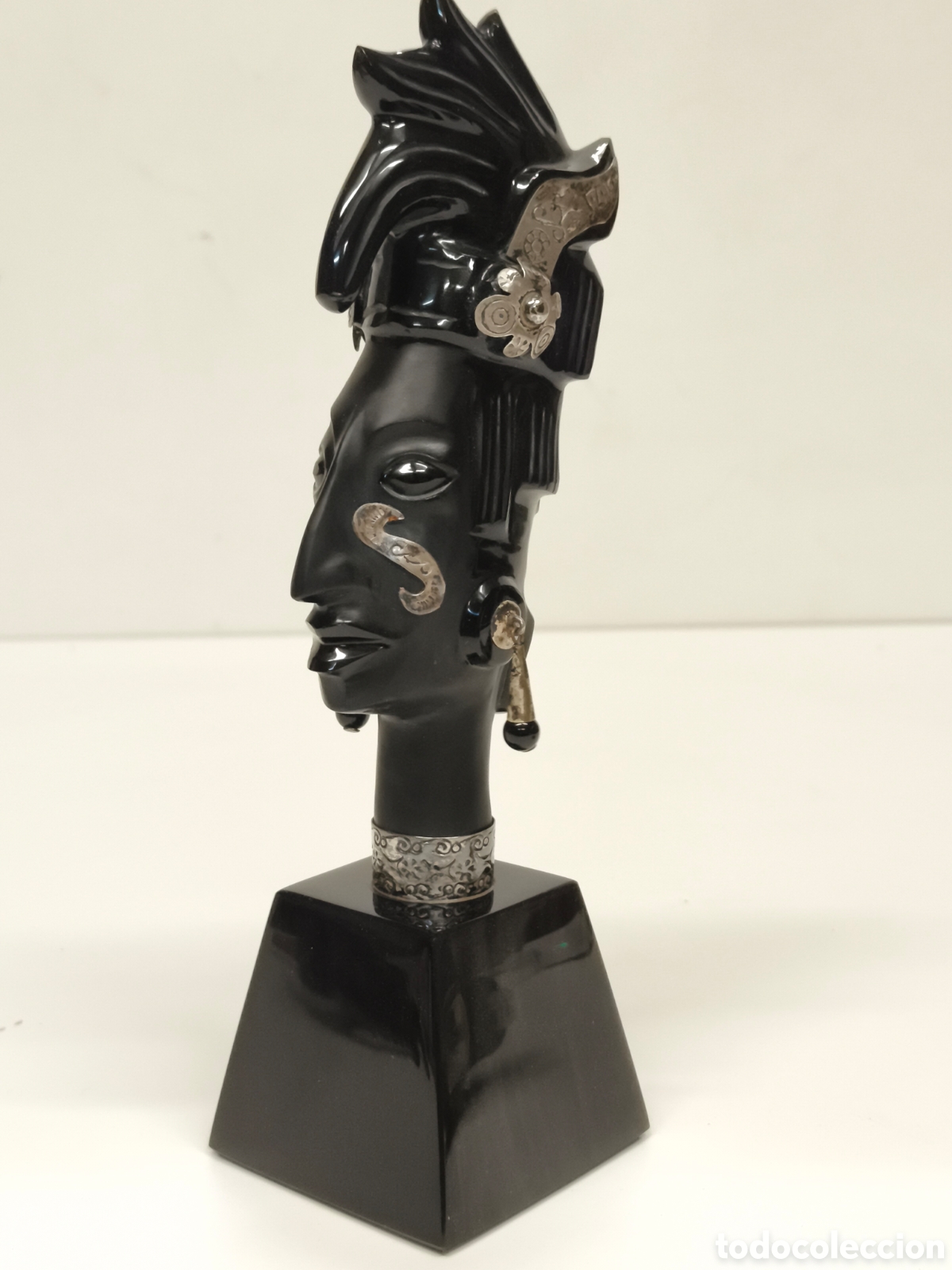 Arte: Figura azteca en obsidiana y plata