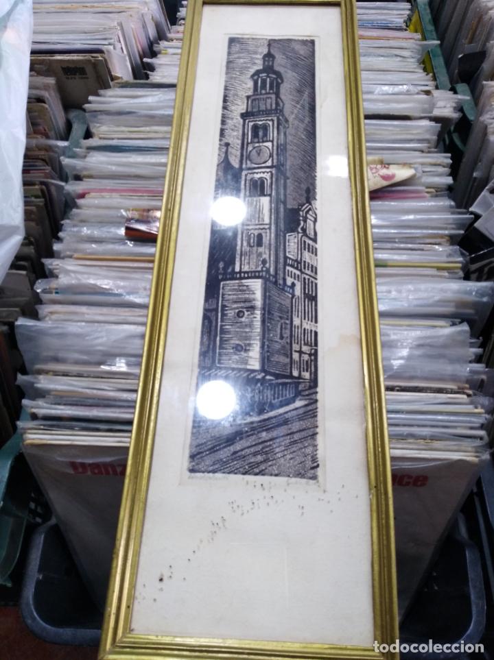 Arte: grabado de una torre - Foto 1