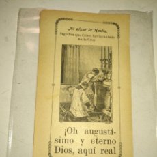 Arte: ANTIGUO HUECO GRABADO RELIGIOSO AÑO 1901 , MISA CRISTIANA . AL ALZAR LA HOSTIA