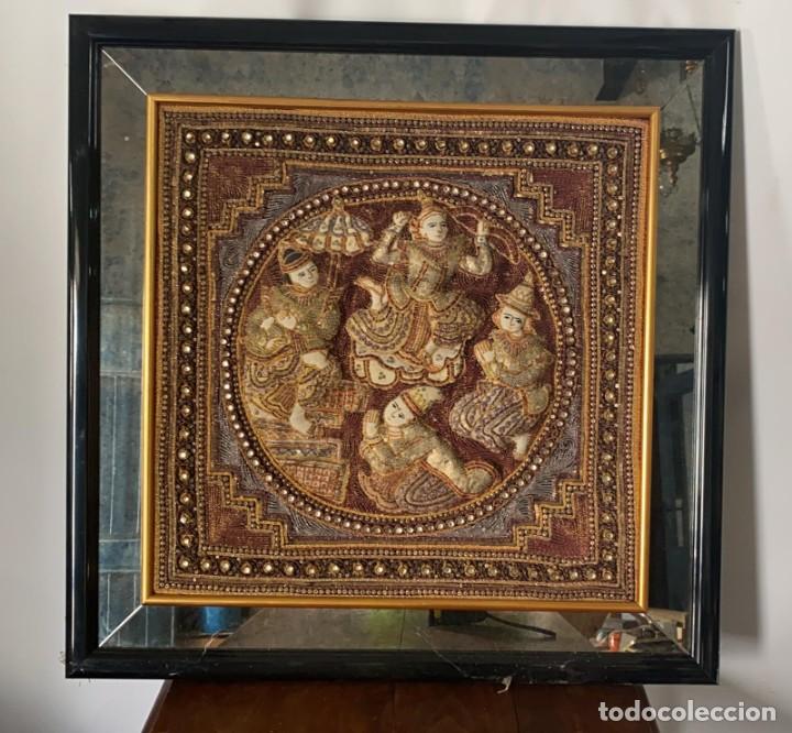 Kunst: CUADRO ANTIGUO DE TELA BORDADA DE ORIGEN HINDU CON PAYASOS 55 CMS. ALTO X 55 ANCHO BUEN ESTADO