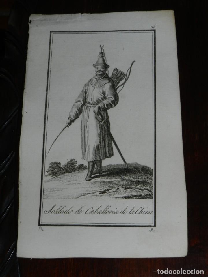 Arte: ANTIGUO GRABADO ETNOGRAFICO DE SOLDADO DE CABALLERIA DE LA CHINA. GRABADO POR R, DIBUJADO POR R., MI