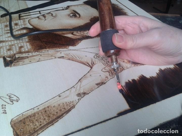 Arte: ELVIS PRESLEY - Cuadro PIROGRAFIADO (dibujo quemado en madera). 40 X 60 cm. ¡OBRA ÚNICA! - Foto 6 - 294978808