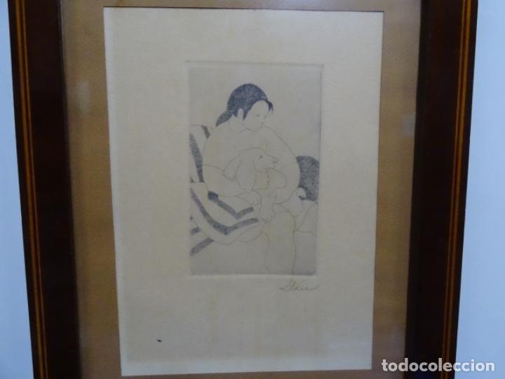 Arte: GRABADO DE TERESA LLACER. MUJER CON PERRO. - Foto 1