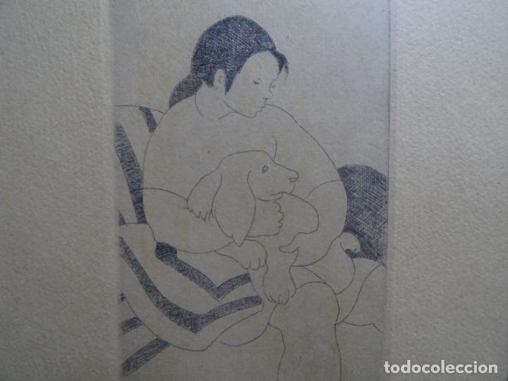 Arte: GRABADO DE TERESA LLACER. MUJER CON PERRO. - Foto 3