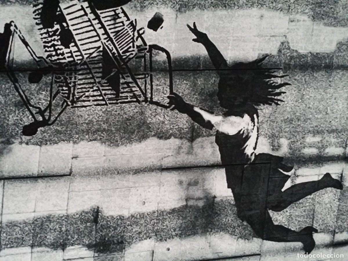 Arte: Banksy: Falling Shopper, 2011. Gicl&eacute;e. - Foto 3