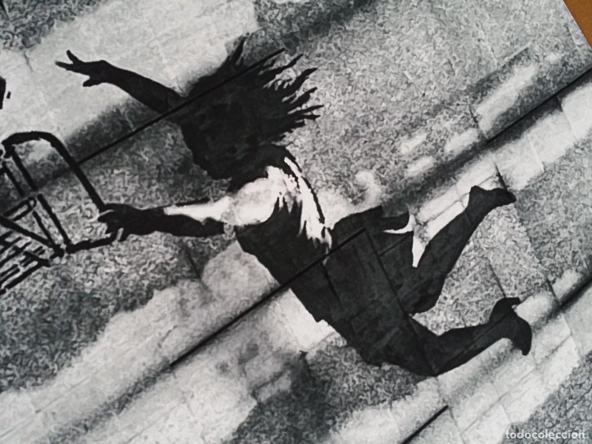 Arte: Banksy: Falling Shopper, 2011. Gicl&eacute;e. - Foto 4