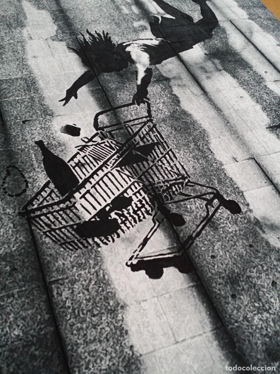 Arte: Banksy: Falling Shopper, 2011. Gicl&eacute;e. - Foto 5
