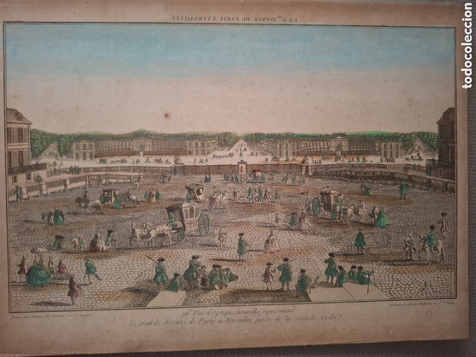 Arte: GRABADO SIGLO XVIII VISTA DE PARIS AL PALACIO DE VERSALLES COLOREADA A MANO CARRUAJES SOLDADOS ARQUI