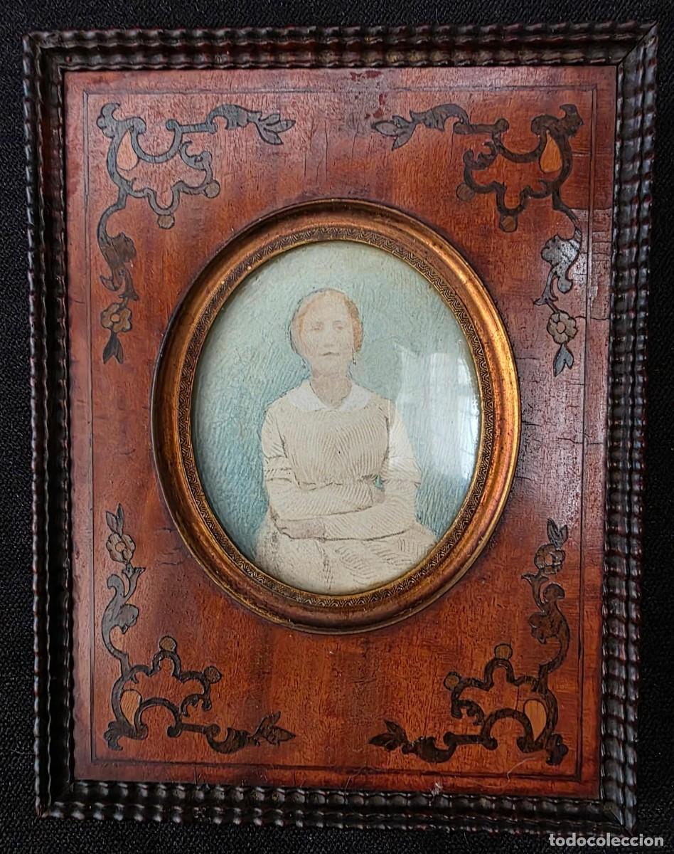 Arte: Antiguo marco portarretrato de madera con marqueter&iacute;a y grabado original S. XIX