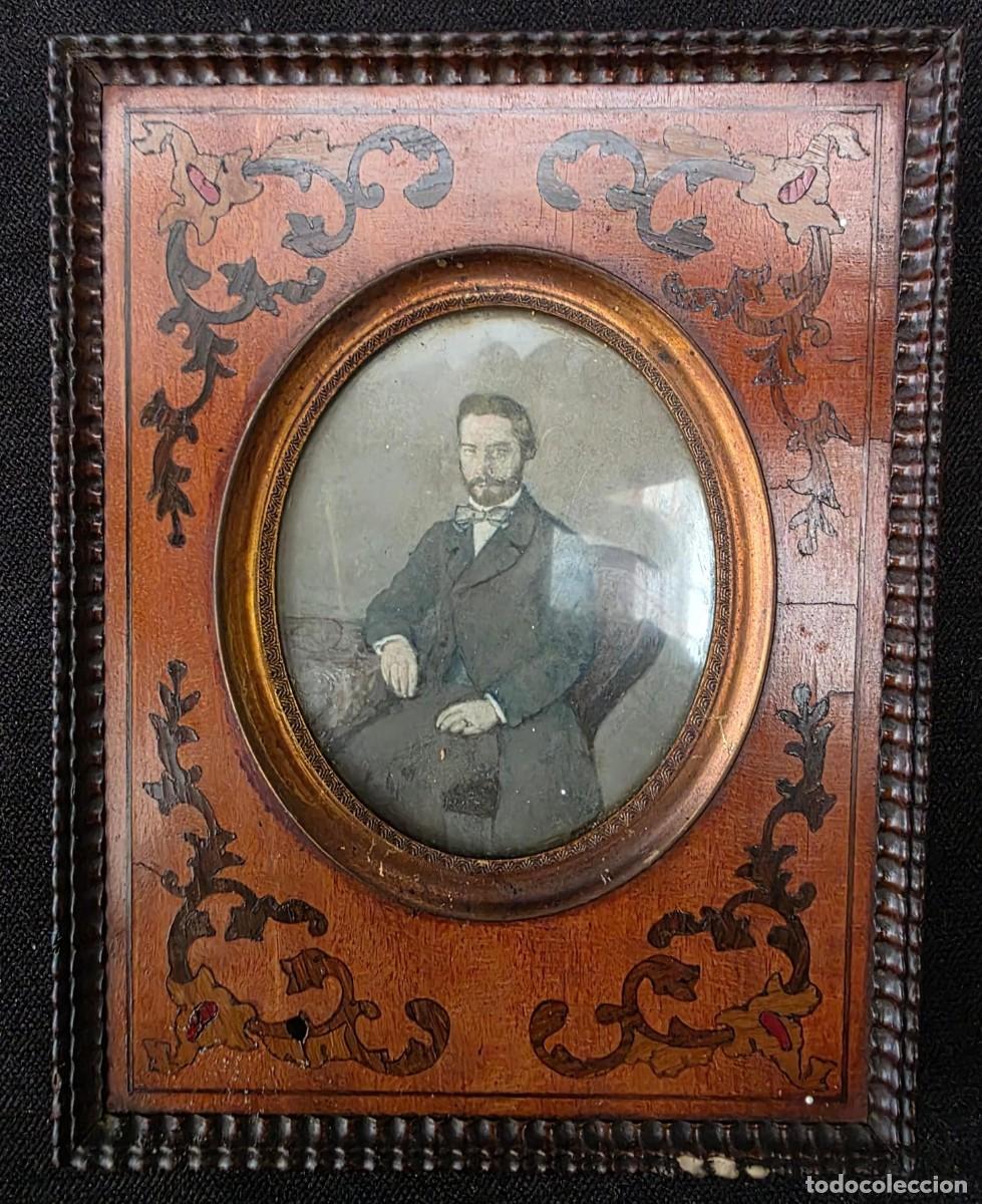 Arte: Antiguo portarretrato de madera con marqueter&iacute;a y grabado original caballero firmado S. XIX