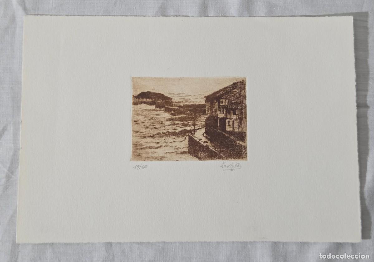 Arte: Grabado de paisaje casas frente al mar, firma sin identificar