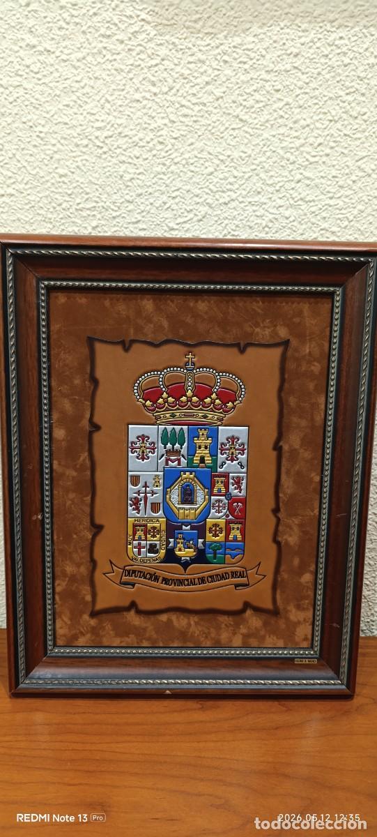 Arte: Cuadro vintage heraldico en cuero repujado Guadamec&iacute; de la Diputaci&oacute;n de Ciudad Real a todo color
