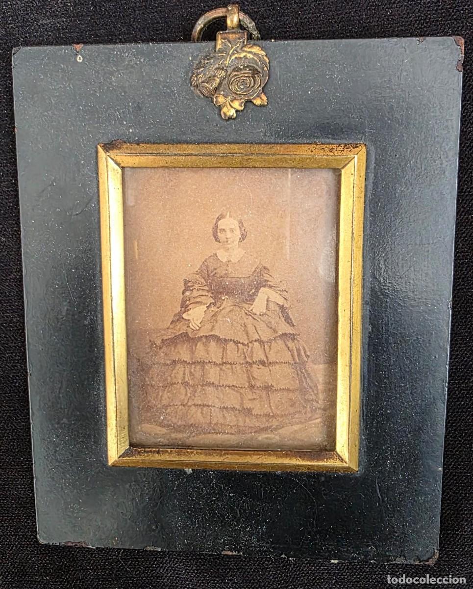 Arte: Antiguo Retrato Fotogr&aacute;fico en Marco Original de Madera con Adorno Met&aacute;lico &ndash; Siglo XIX &ndash; 13x11 cm