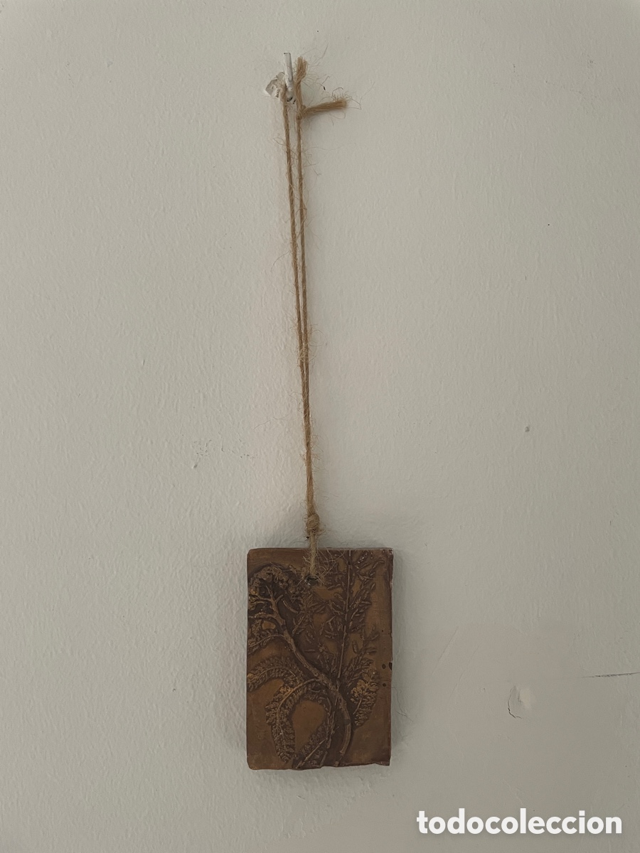 Arte: Placa de escayola tallada mano con motivos florales. Color cobrizo. Echarte analmente