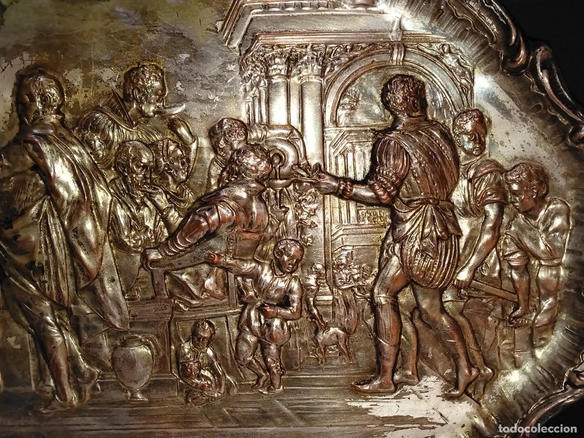Arte: BANDEJA ANTIGUA METAL REPUJADO&rdquo;LAS BODAS DE CAN&Aacute;&rdquo;CON CUELGUES.SIGLO XIX