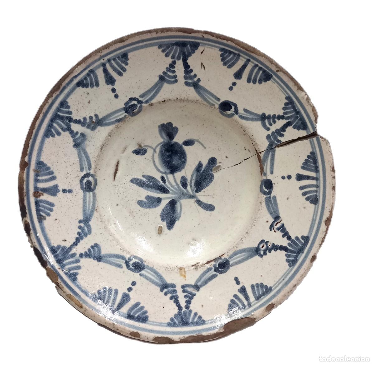 Arte: Plato catal&aacute;n del siglo XVIII Con motivos florales. De cer&aacute;mica esmaltada.