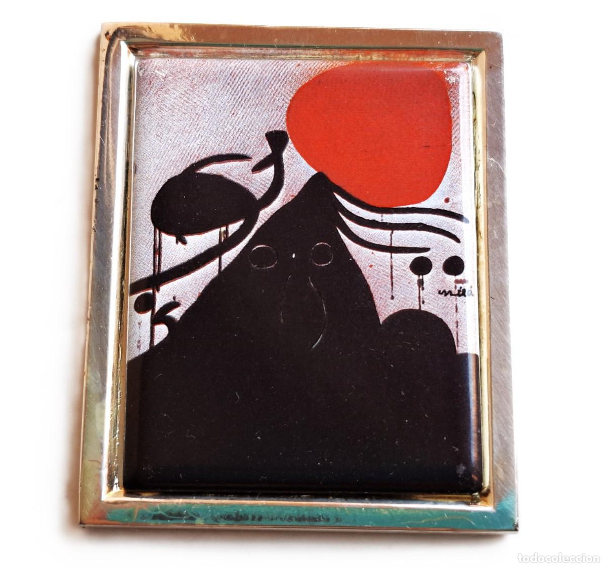 Art: 1974 MIRO - MUJER DELANTE DEL SOL - PLACA 98.65.GRAMOS - 7X6.CM ALEACION PLATA,ZINC Y OTROS METALS