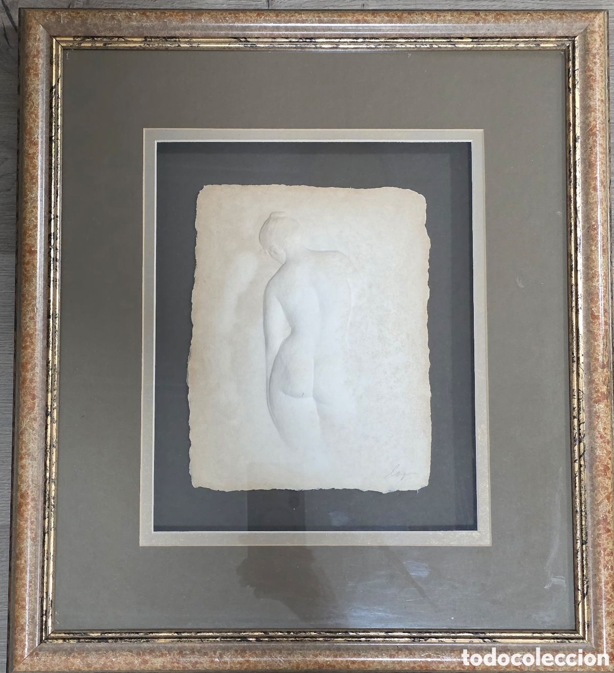 Arte: Grabado en gofrado figura desnudo femenino de espaldas