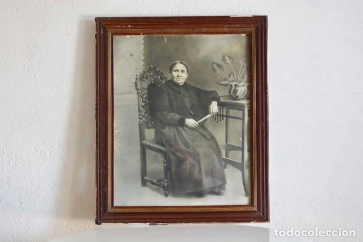 Art: Gran cuadro antiguo se&ntilde;ora de pueblo vestida de negro abuela sentada con abanico en marco de madera