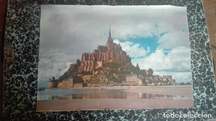 Arte: L&aacute;mina de catedral y por detr&aacute;s r&iacute;o con bosque