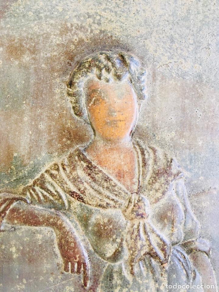 Art: ANTIGUA LAMINA DE CARTON EN RELIEVE SE&Ntilde;ORITA CON TORO CUADRO ANTIGUO DECORATIVO LECHERA