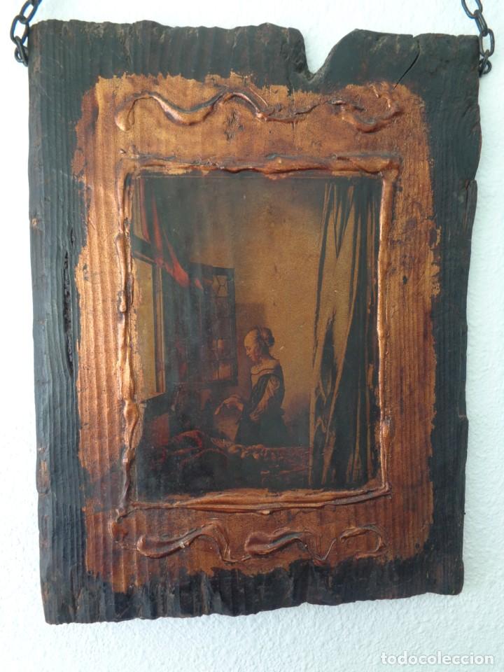 Arte: ANTIGUA Y BONITA LAMINA LACADA CON BORDE DORADO SOBRE TABLA DE MADERA DE UNA MUJER LEYENDO UNA CARTA