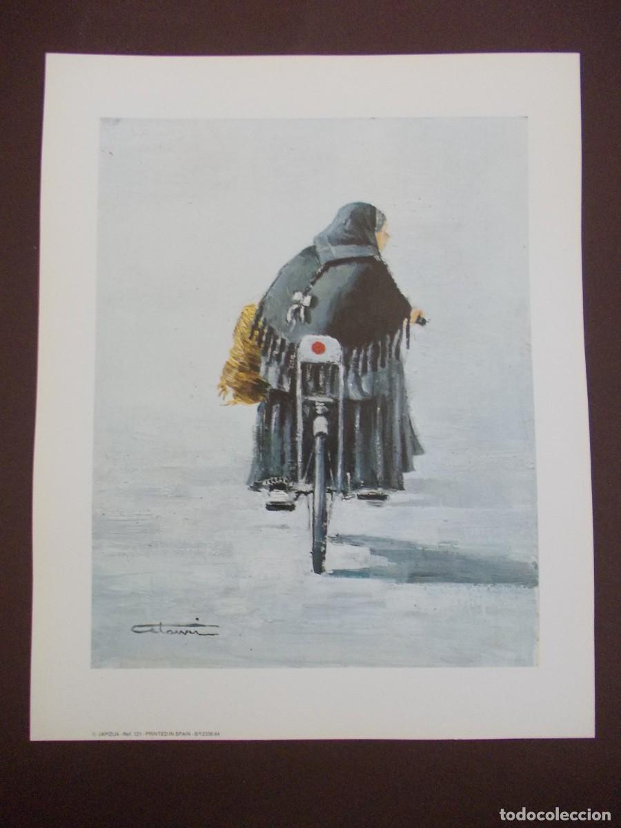 Arte: L&aacute;mina Mujer mayor en bicicleta de espaldas con fardo amarillo escena urbana Atami edici&oacute;n Japizua