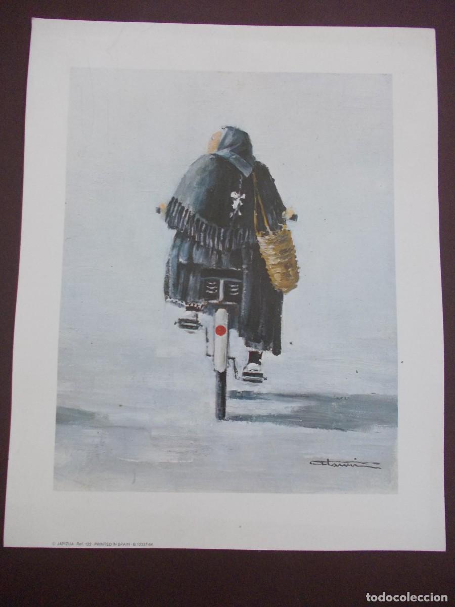 Arte: L&aacute;mina Mujer mayor en bicicleta con cesta escena urbana firma Atami edici&oacute;n Japizua