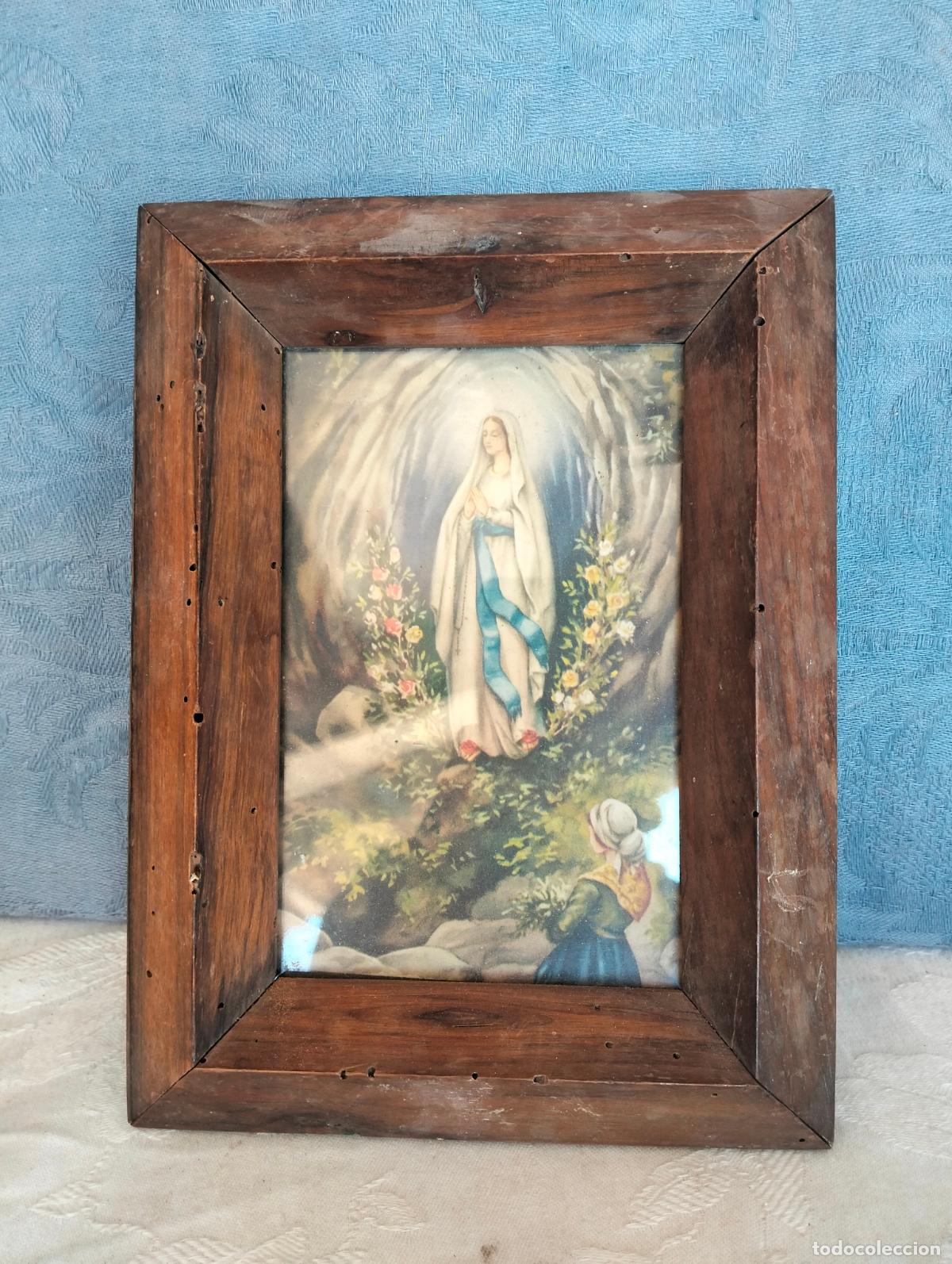 Arte: Peque&ntilde;o cuadro con lamina enmarcada de la Virgen de Lourdes marco de madera tallada a&ntilde;os 40-50