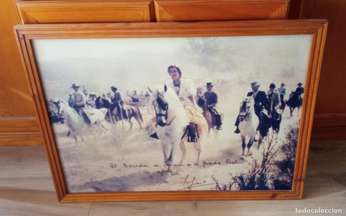 Arte: Cuadro con la imagen de la reina Sof&iacute;a en el Roci&oacute; a&ntilde;os 80 firmado y dedicado a la Guardia Real