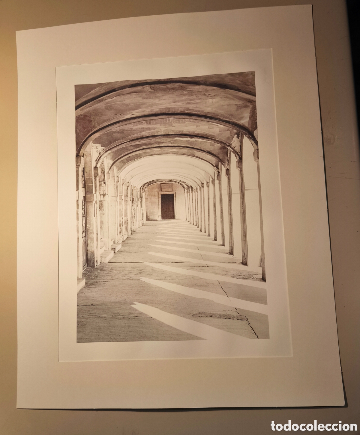 Arte: Cuadro decorativo de pared de Arttor en blanco y negro de arcos de arquitectura cl&aacute;sica.