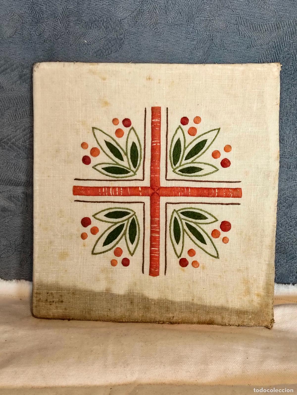 Kunst: Palia antigua bordada para tapar c&aacute;liz antiguo de tela cuadrado cruz roja y hojas verdes a&ntilde;os 40