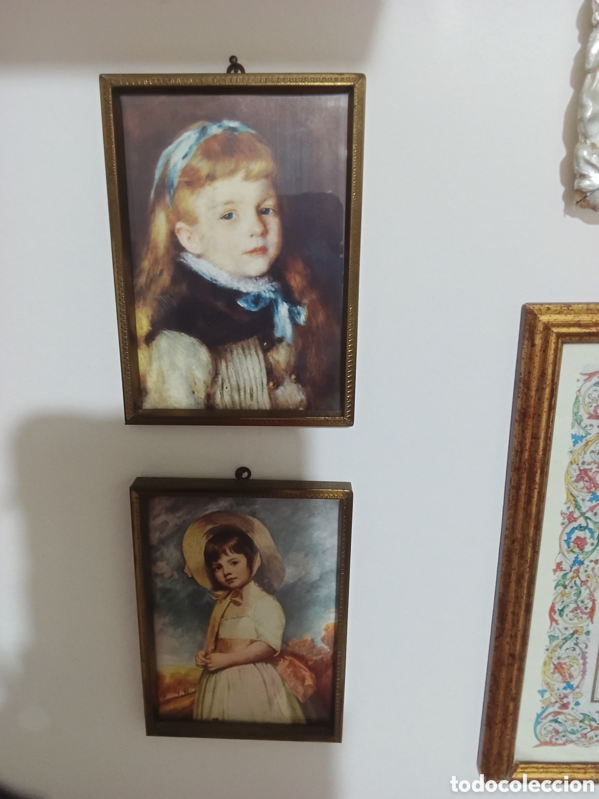 Arte: Two small vertical framed pictures